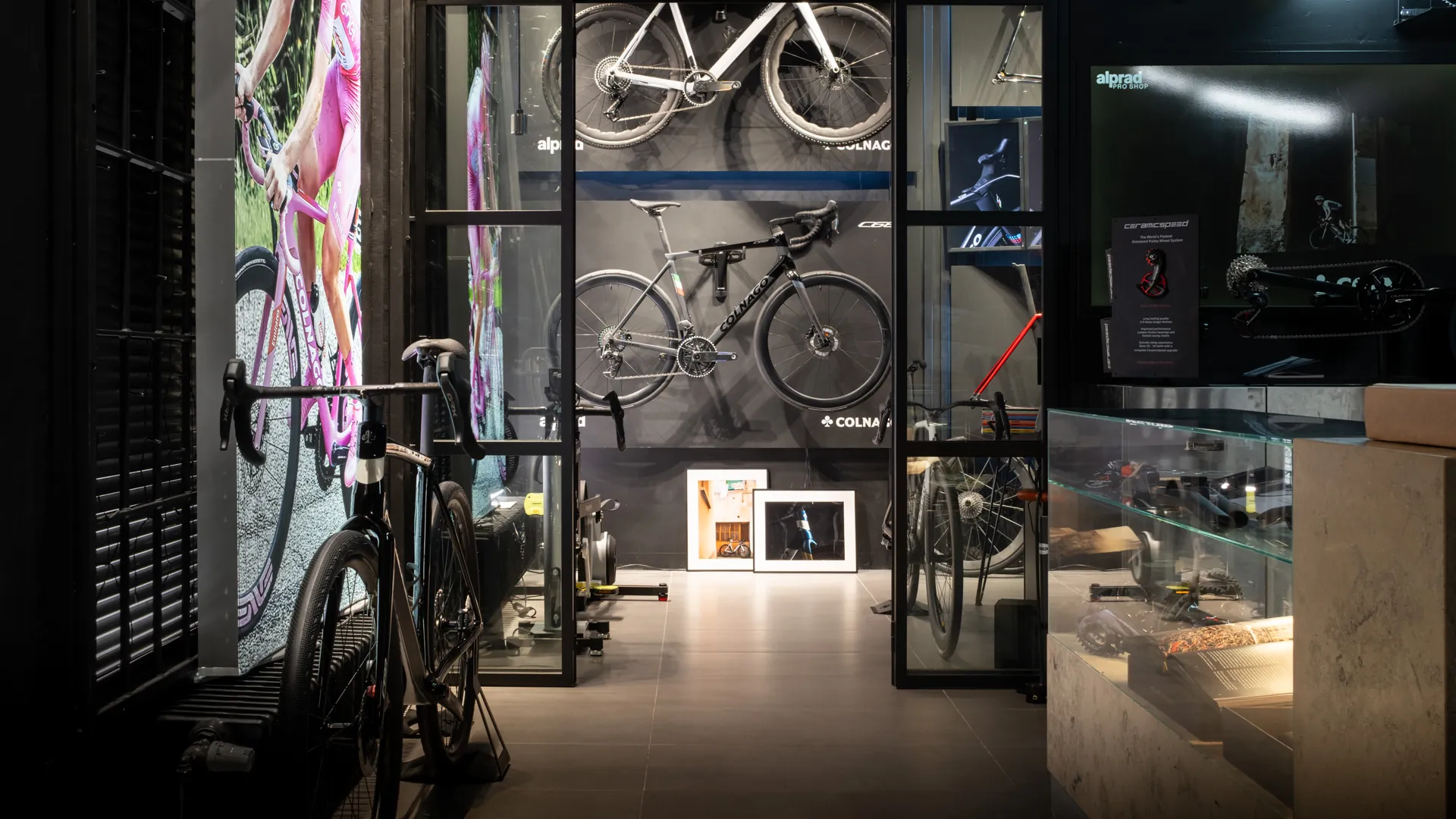 Showroomet hos alprad pro shop på Östgötagatan: en Colnago C68 på väggen bakom glaspartiet